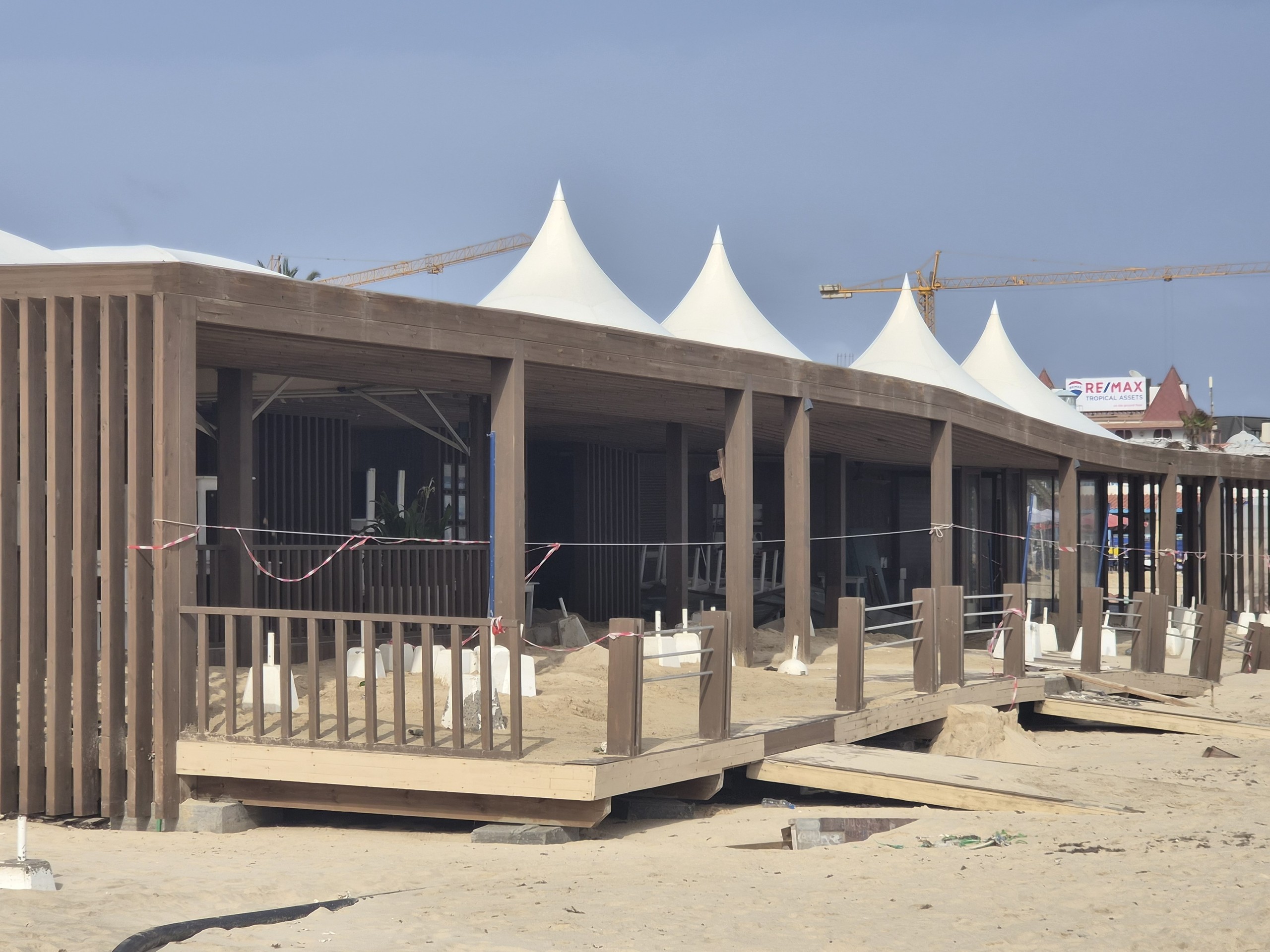 Abgesperrte Strandbude am Strand von Santa Maria, Sal.