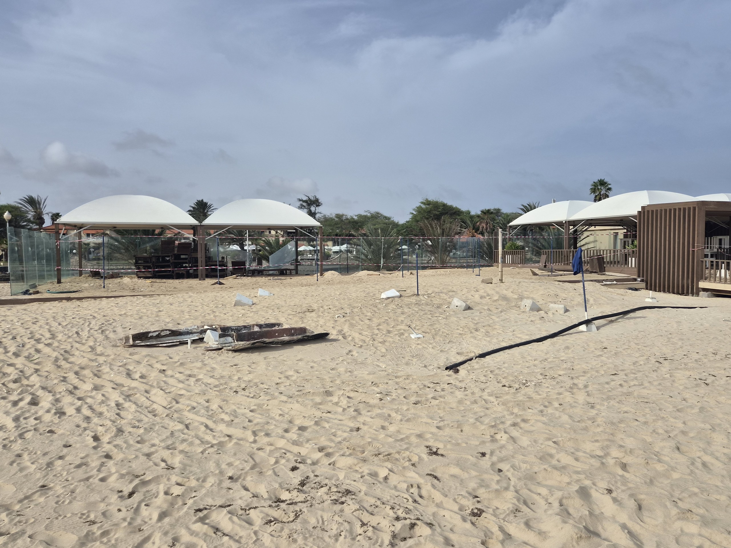 Absperrband und Treibholz am Strand von Santa Maria.